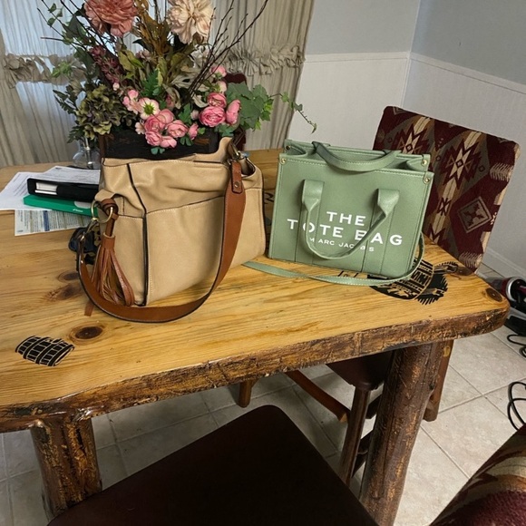 Jen & Co Handbags - 💕 Jen &Co Bag set with 2 straps and 2 bags. Like new. Western look.